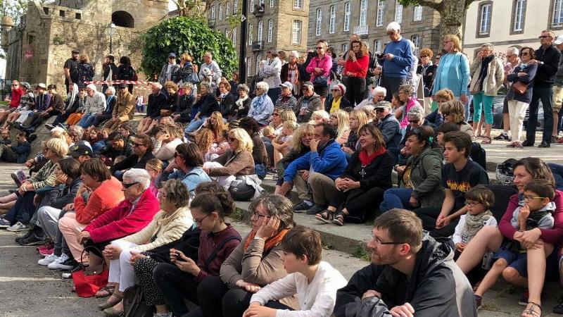 Des musiciens jouant dans les rues de Paris, des foules joyeuses dansant, une ambiance de fête de la musique